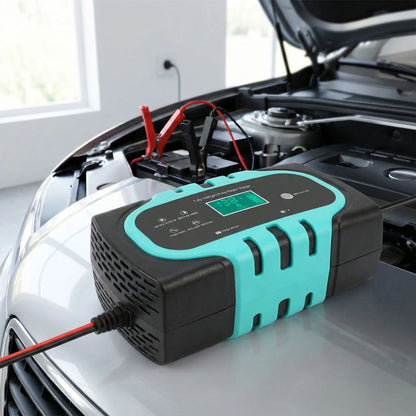 Chargeur batterie voiture 12V 10A 140W pinces connectées sur batterie en cours de charge intelligente
