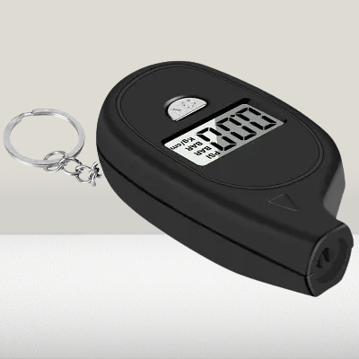 Manomètre pression pneu digital noir vue de face sur fond blanc