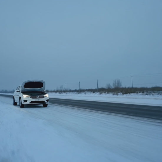 Vidéo d'un chargeur de batterie intelligent 12V 8A rouge connecté à une voiture par temps hivernal, écran LCD affichant la réparation par impulsions, moteur qui redémarre.
