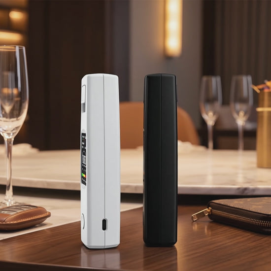Rotation 360° éthylomètre professionnel WLP-08 blanc et noir — face avant écran LCD et port USB-C