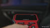 Scanner OBD2 V500 branché sur port OBD2 – Lecteur de code défaut moteur multimarque, disponible en jaune, noir et rouge – Outil de diagnostic automobile professionnel ANCEL